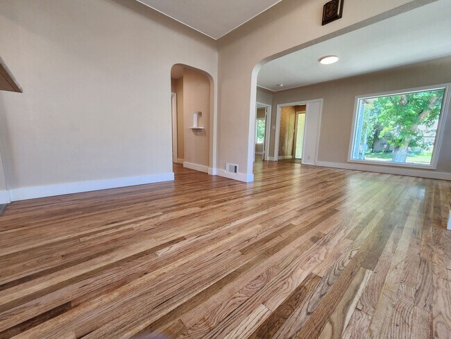 Building Photo - Completely remodeled 5 bed 2 bath home