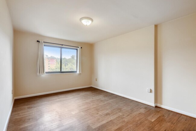 Building Photo - 7611 Maple Ave