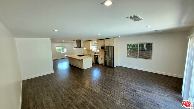 Building Photo - 17629 Burbank Blvd