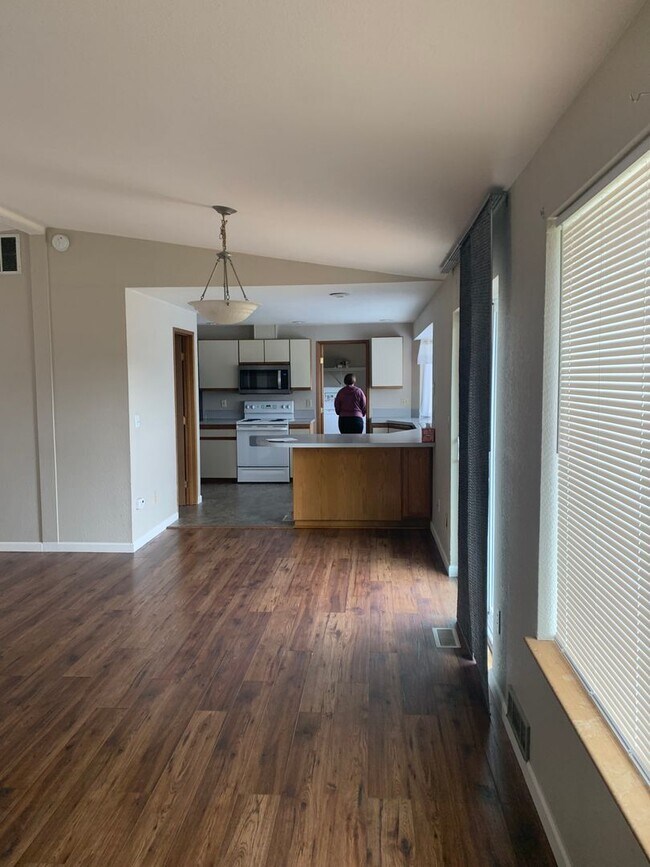 Building Photo - Spacious rambler