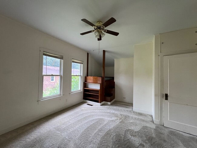 Building Photo - 3 BD, 1 BA Charming Brick Home!
