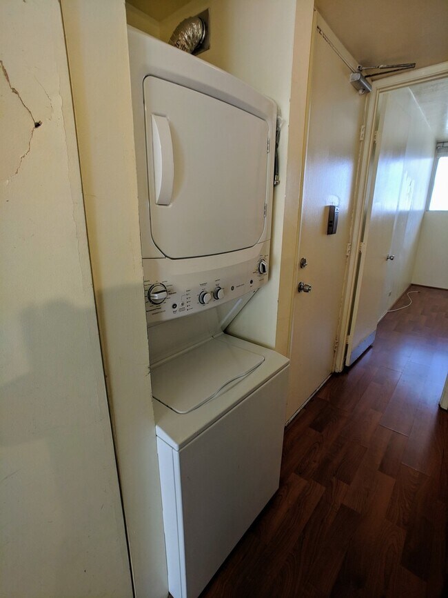 Building Photo - Penthouse 1 BR, 1 BA, 1-PRKG With Sweeping...