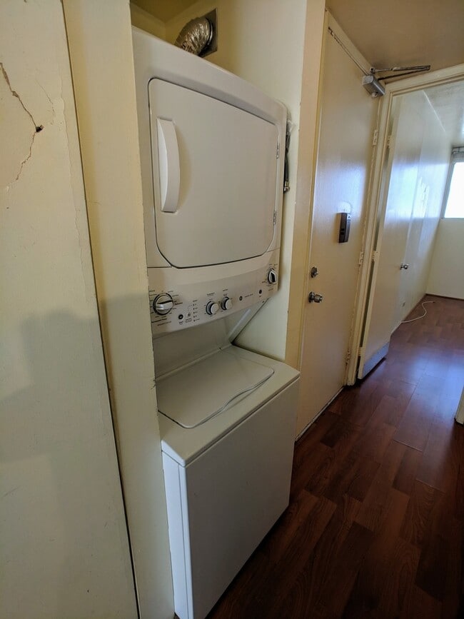 Building Photo - Penthouse 1 BR 1 BA with 1-PRKG and Ala Wa...
