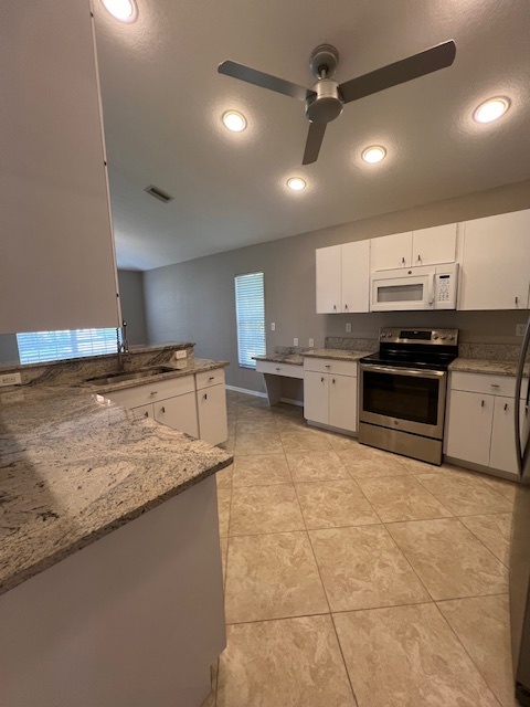 Kitchen - 207 Lewis Cir