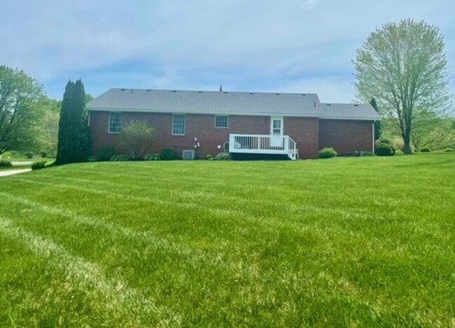 Building Photo - 806 Foxfire Rd