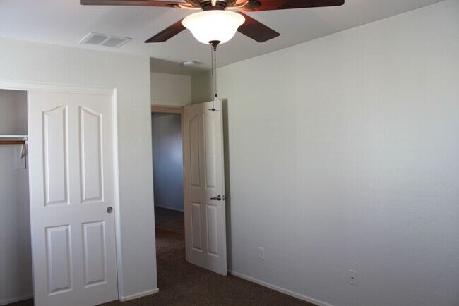 Building Photo - Beautiful 4 Bedroom in Lyons Gate!