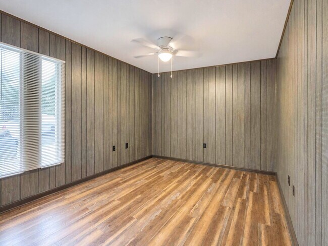 Building Photo - 1009 Hondo Ave