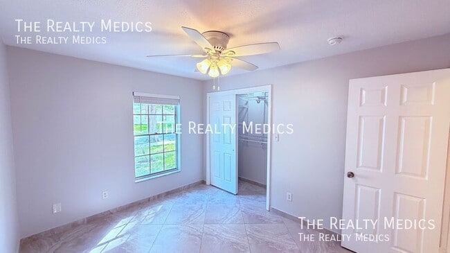 Building Photo - 6 Carriage Hill Cir