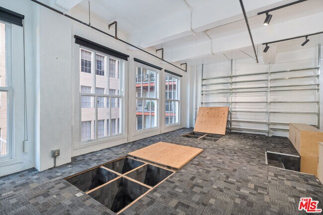 Building Photo - 738 S Los Angeles St