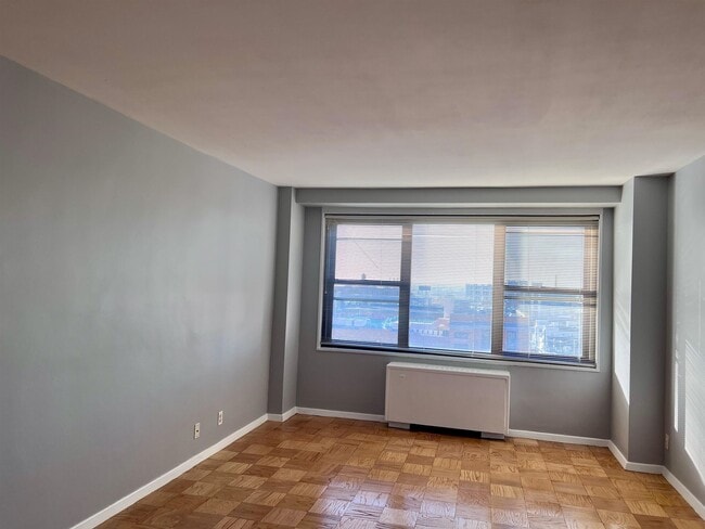 Building Photo - 225 St Pauls Ave