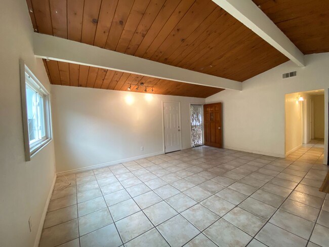 Building Photo - Large Bedrooms! 6 Parking Spaces (Lease ou...
