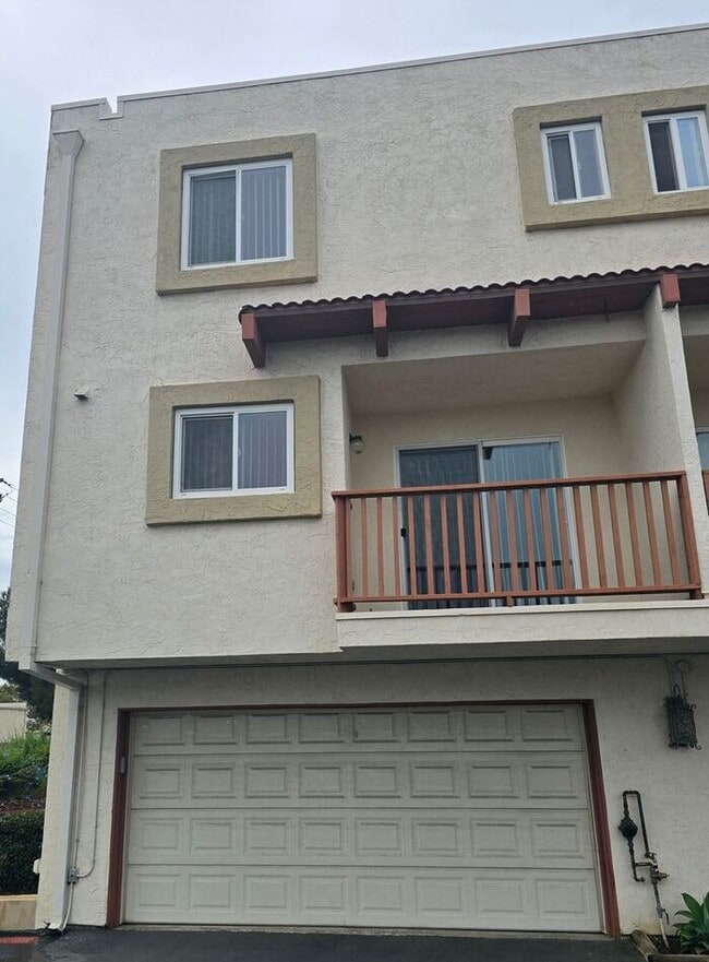 Building Photo - Spacious 2BD/2.5BA Town Home near Universi...