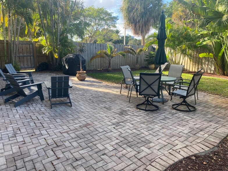 1660 sq. ft. Private, Fenced Backyard with huge patio & grill. Great for Entertaining & for Dogs... - 309 NE 16th St