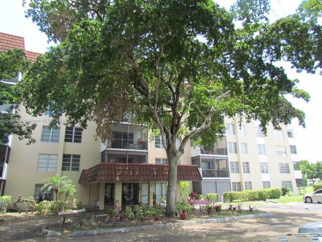 Building Photo - 4158 Inverrary Dr