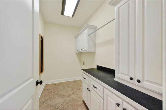 Building Photo - 841 Denzil Ave
