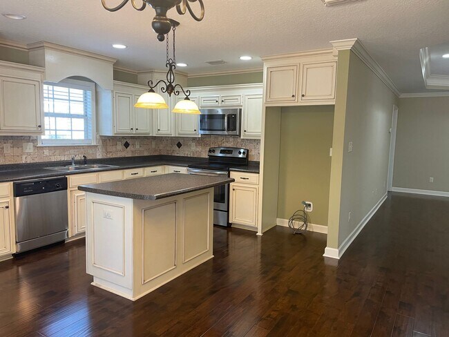 Building Photo - Check Out This 3BD/2B Home!!