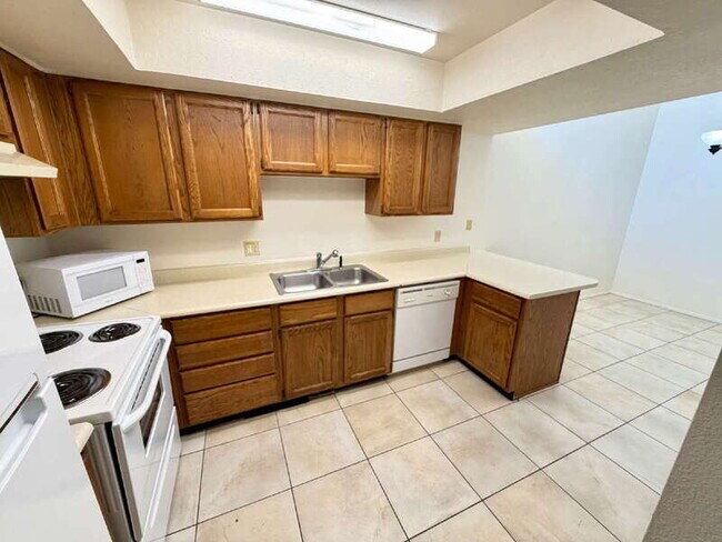 Building Photo - 13644 N Hamilton Dr