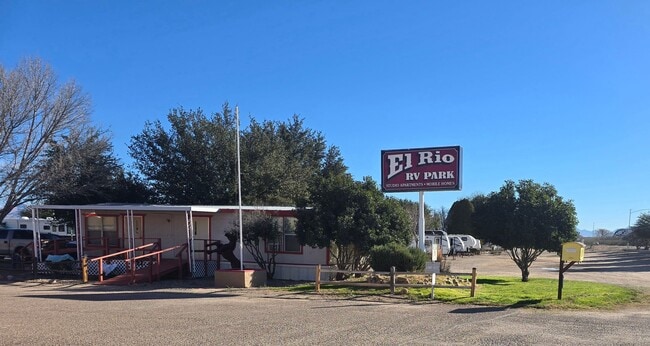 Building Photo - Cozy & Fresh Studio Apartment