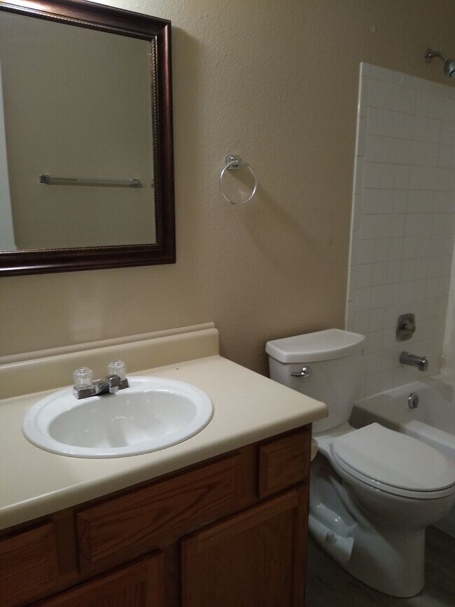 Building Photo - Charming 2 Bedroom 2 Bath w/ Large Yard, 1 Car Garage and Central Air/Heat