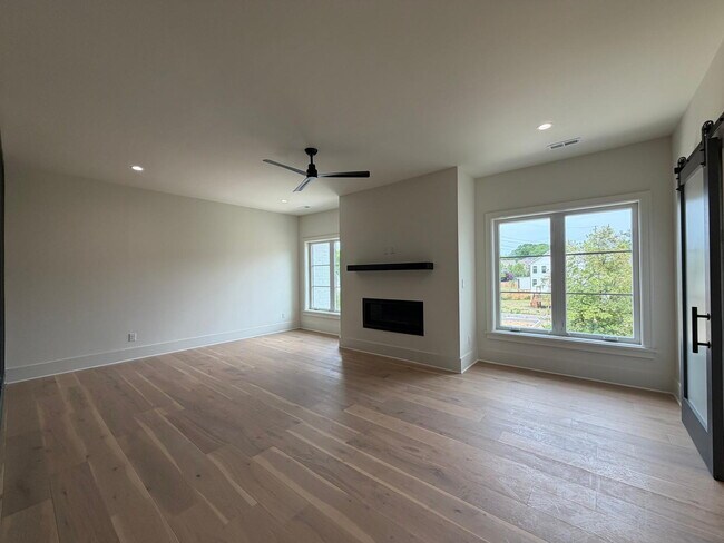 Building Photo - "Spacious and Elegant 4-Bedroom Home on Dover Avenue with 3.5 Baths and Nearly 3000 Sq Ft of Livi...