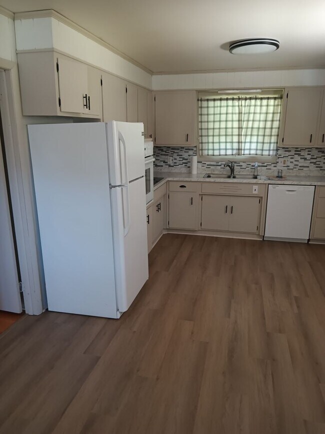 Building Photo - 3 Bedroom / 2 Bath Brick Ranch Home Kingsp...
