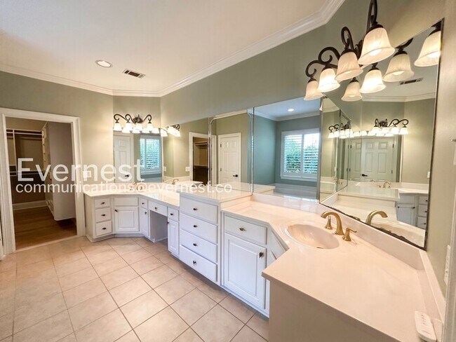 Building Photo - 5 Bed/3.5 Bath Home with Garage /Available Now!