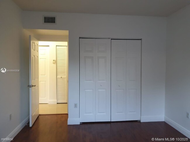 Building Photo - 3 br, 2 bath Condo - 2430 Centergate Dr 24...