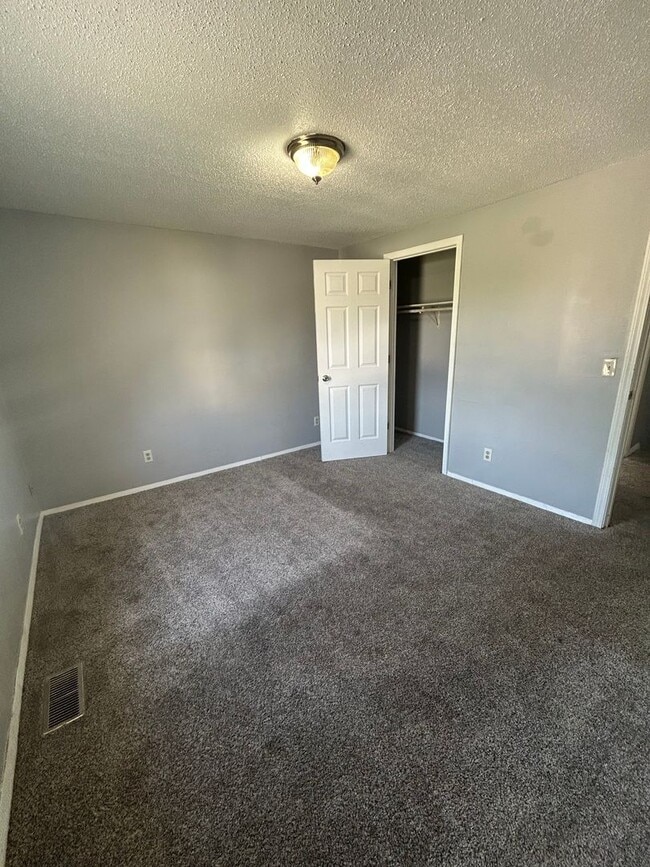 Building Photo - NEW LISTING! 3 BEDROOM HOUSE