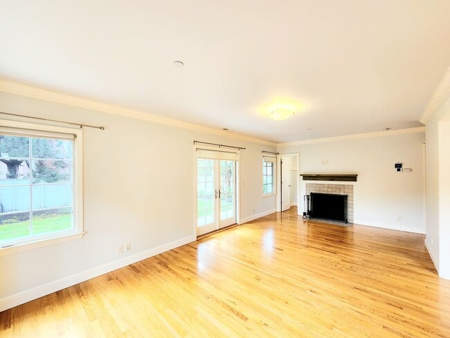 Building Photo - Amazing 1 bedroom with private backyard an...