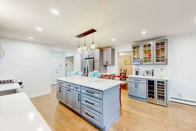 Building Photo - Large 4Br 2 1/2Ba Modern Home in Falmouth ...