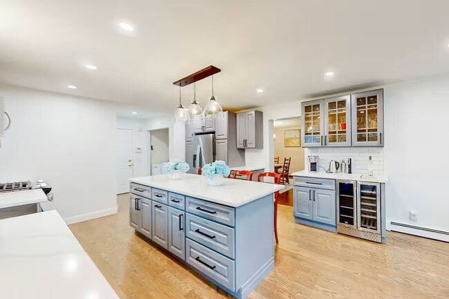Building Photo - Large 5Br 3 1/2Ba Modern Home in Falmouth ...
