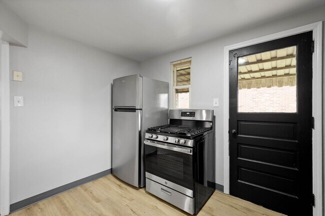 Building Photo - MOVE IN SPECIAL! SCORE HALF OFF 1ST MONTH'...