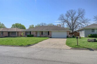 Building Photo - 403 Daisy Dr