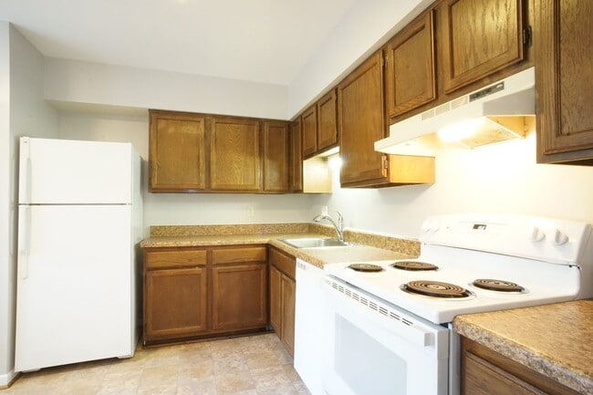Building Photo - 3 Bed/2 Bath Townhouse. On Bus Route to Campus. Parking.