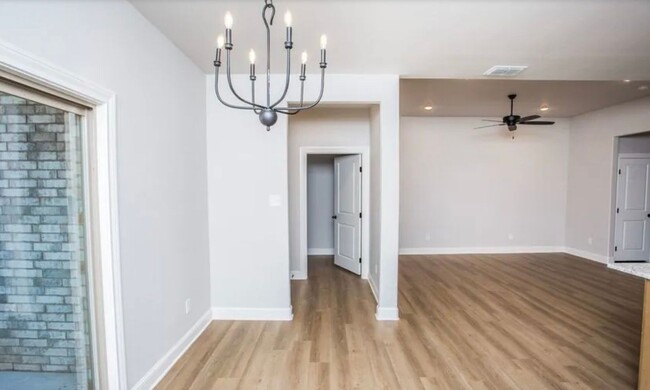 Building Photo - 3 Bedroom 2.5 Bathroom Townhome in Prime L...