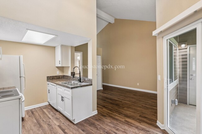 Building Photo - Light Filled Clackamas Condo with Covered Balcony and Community Amenities