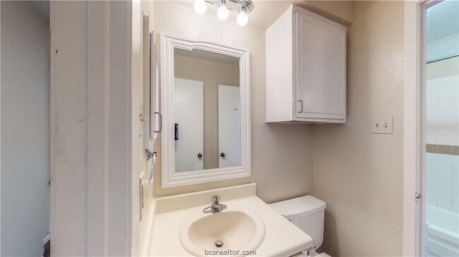 Building Photo - 303 Manuel Dr