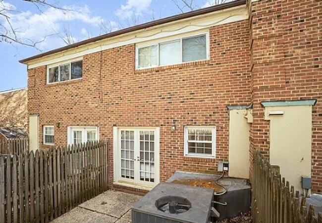 Building Photo - New Listing - Available Now!