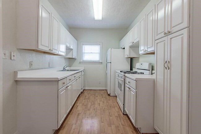 Building Photo - 837 Peddie St