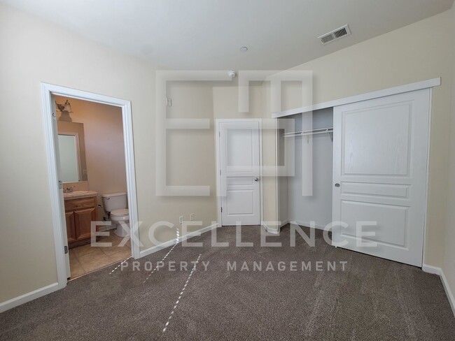 Building Photo - Updated 3 Story Townhouse with Garage, in Willow Glen!