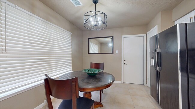 Building Photo - 1022 Manorglen Dr