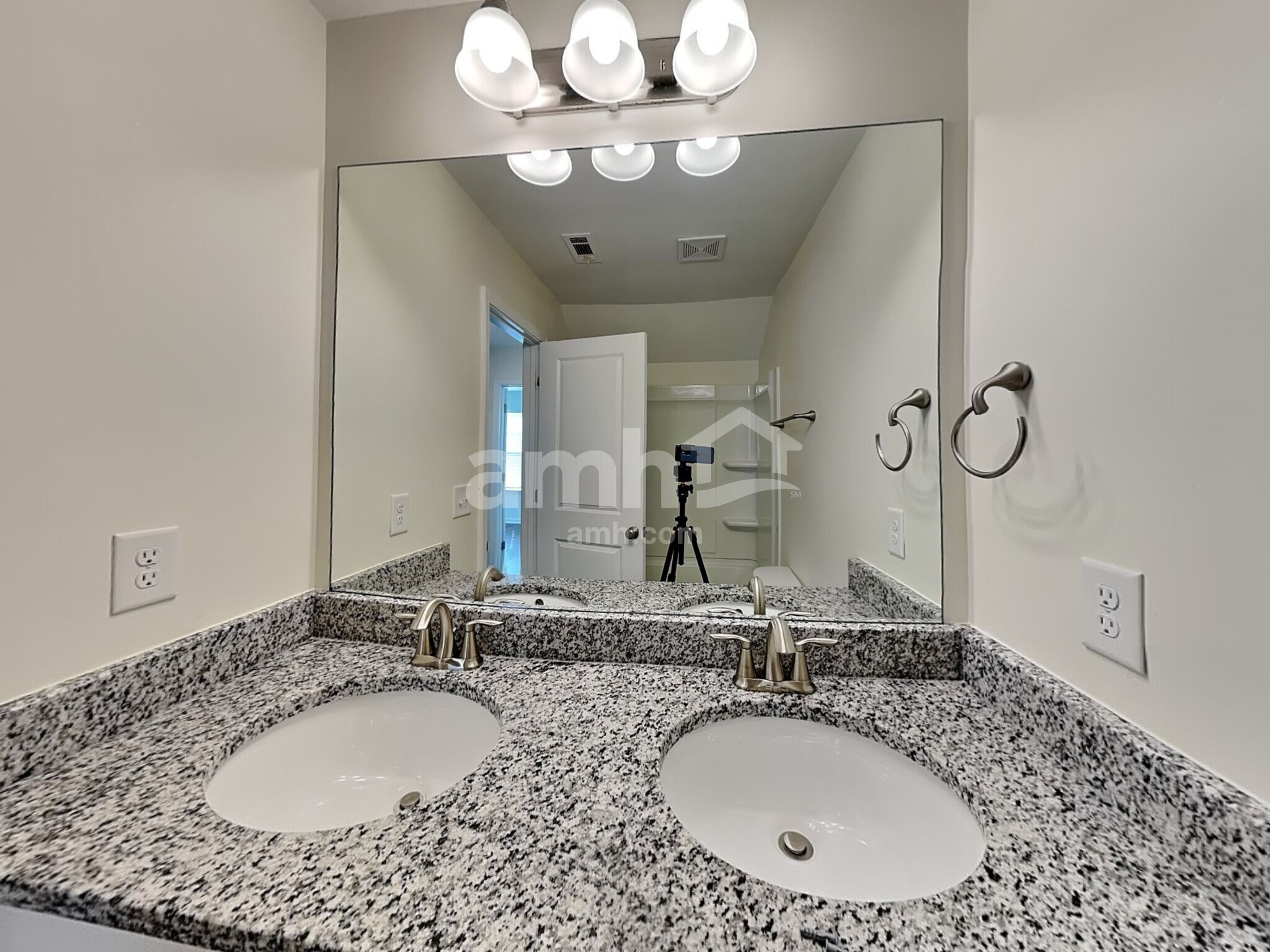 Building Photo - 168 Landsdown Xing