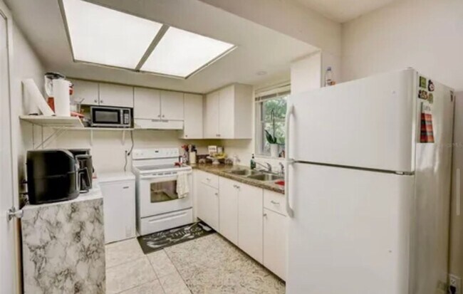 Building Photo - Charming 3/2 Duplex in West Bradenton with Private Yard and Carport