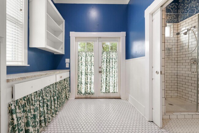 Building Photo - 1122 W Summit Ave.