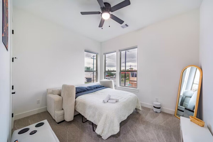 bedroom 3 - 2802 Campbell St