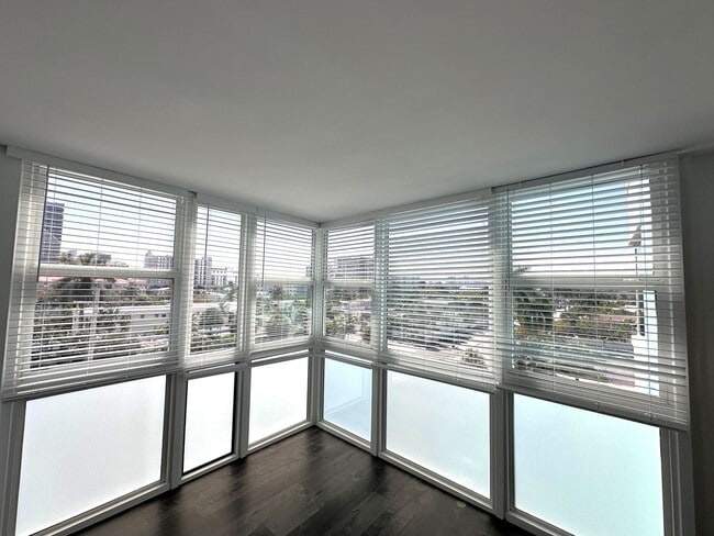 Building Photo - Large Updated 2BR/2BA Bath Condo - Steps from Fort Lauderdale Beach!