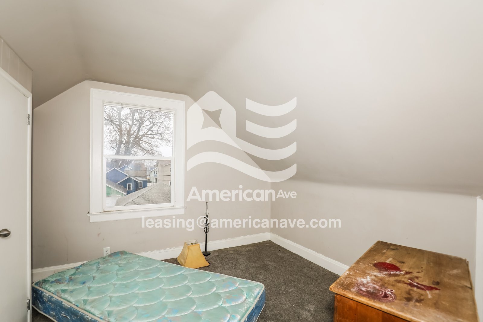 Building Photo - 529 E Victoria St