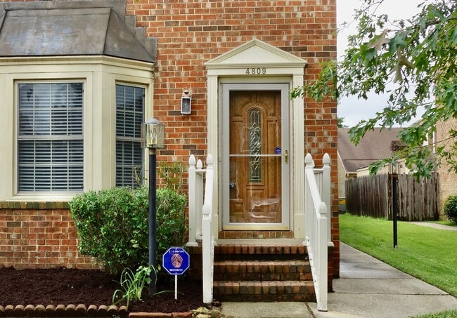 Building Photo - Updated End-Unit Brick Townhome Ready NOW!...