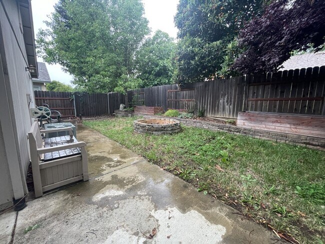 Building Photo - Fantastic East Davis 3 bedroom available for summer move in!