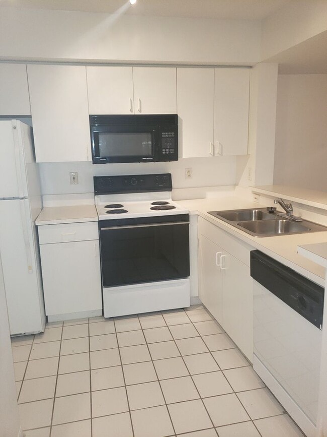 Building Photo - 2Bedroom, 2 Bath  in Laguana